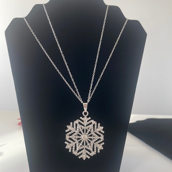 Macys Silver Tone Crystal Snowflake 36” Pendant Necklace - Picture 3 of 8